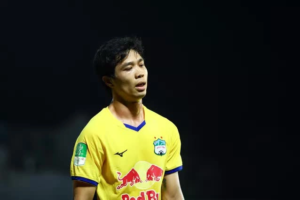 cau-thu-cu-cua-hagl-se-mot-lan-nua-khien-bau-duc-nem-trai-dang