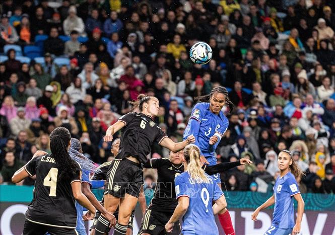 ra-quan-that-vong-tuyen-nu-phap-bi-doi-thu-duoi-co-chia-diem-tiec-nuoi