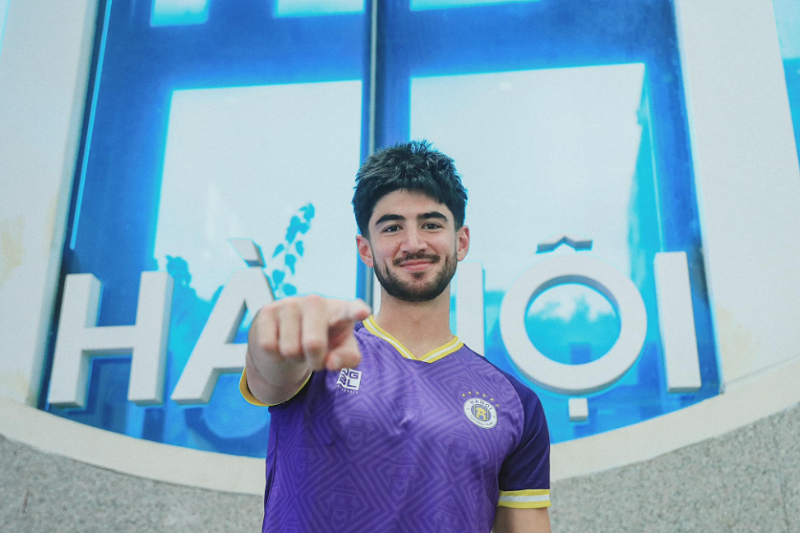 trung-ve-kyle-colona-toi-khao-khat-khoac-ao-doi-tuyen-viet-nam