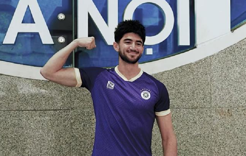 trung-ve-kyle-colona-toi-khao-khat-khoac-ao-doi-tuyen-viet