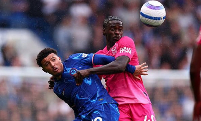 curtis-davies-chelsea-dang-tu-huy-hoai-chinh-minh-trong-cuoc-dua-top