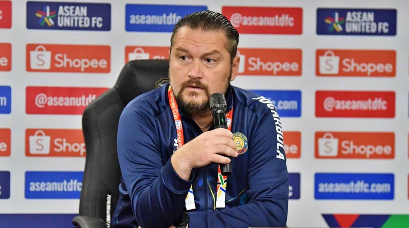 vua-moi-tro-lai-v-league-chua-lau-hlv-velizar-popov-da-doi-mat-nguy-co-bi-ky-luat-nghiem-trong