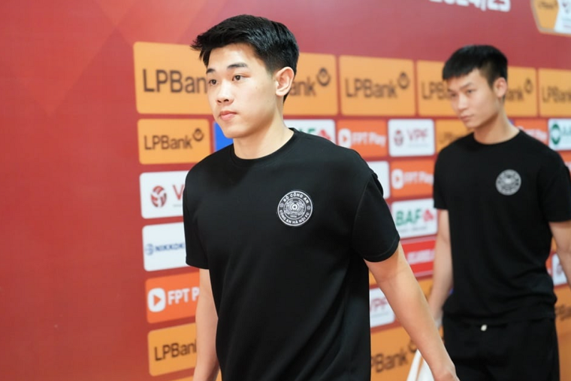 tro-cung-troussier-tiep-tuc-ngoi-ngoai-tai