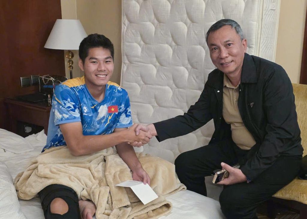 Chủ tịch LĐBĐVN Trần Quốc Tuấn ân cần thăm hỏi, động viên trung vệ Nguyễn Hiểu Minh.