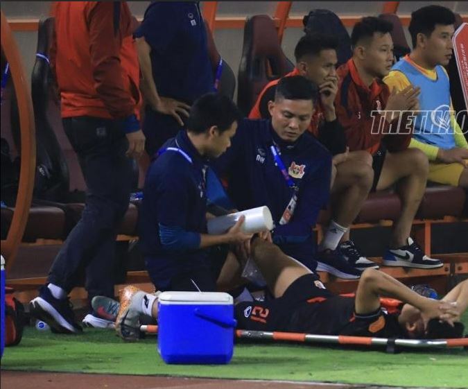 Thái Sơn dính chấn thương đứt dây chằng chéo trong trận Ninh Bình gặp CAHN.