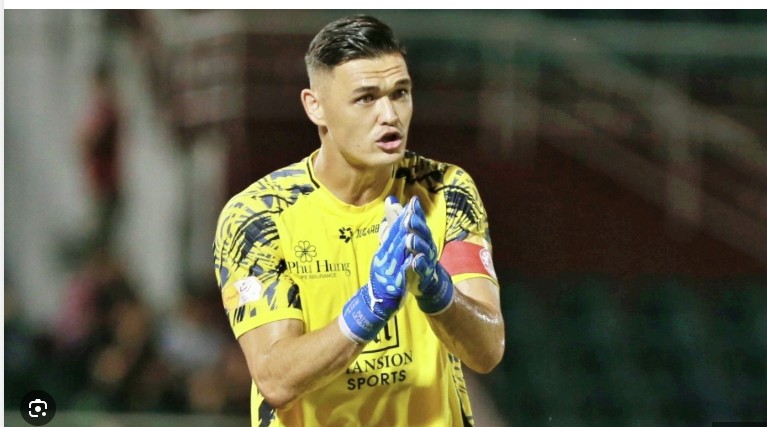 Patrik Lê Giang đấu giá áo đấu để làm từ thiện 